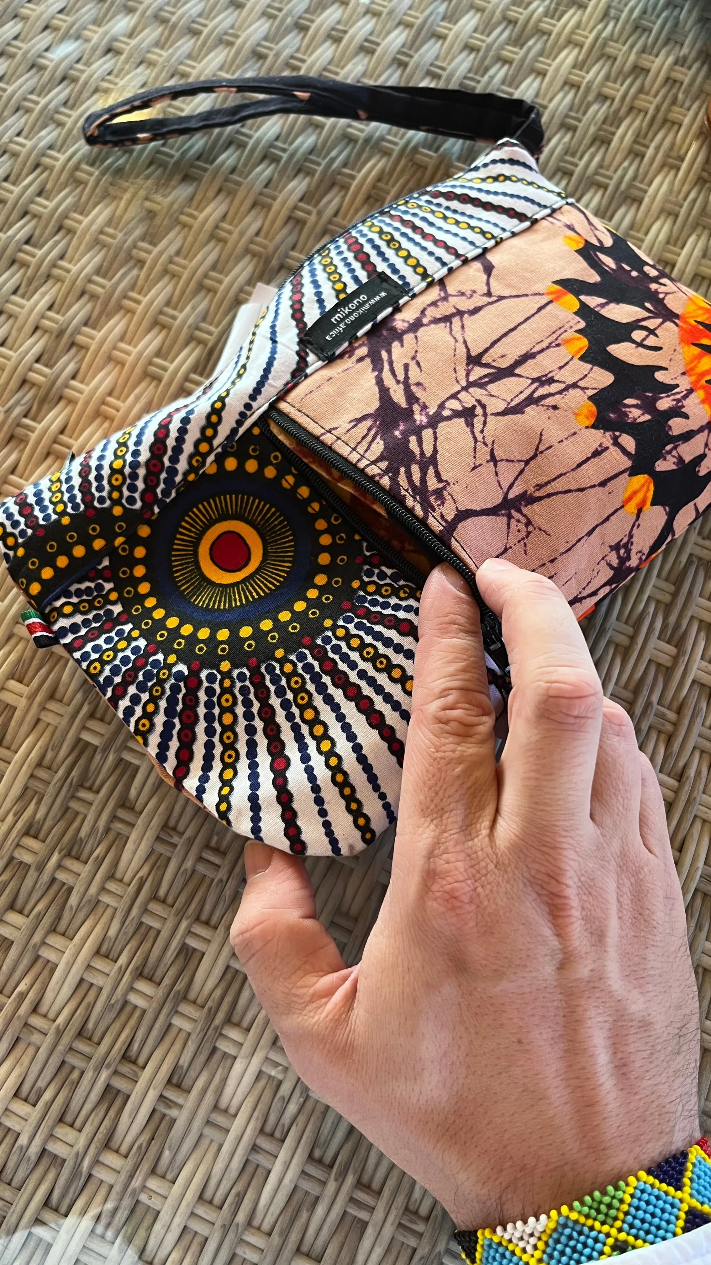 Mikono Zawadi Clutch bag