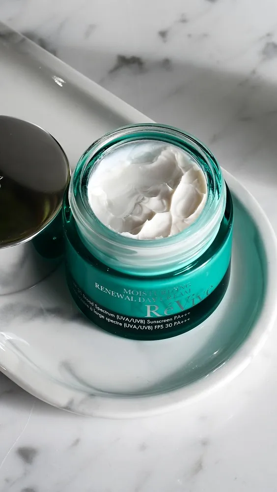 RéVive   Moisturizing Renewal Day Cream SPF30 